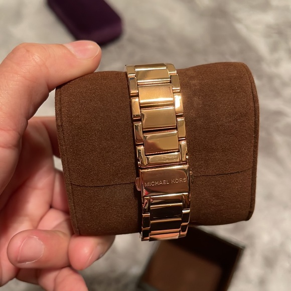 Brand new wore once Rose gold with pearl face and diamonds (not real diamonds)